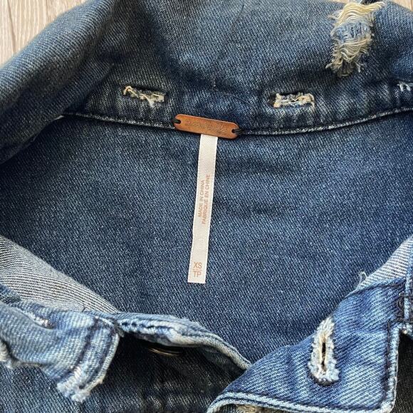 Free People Women Distressed Denim Knit Jacket XS Long Sleeve Boho Jean Shacket - Picture 3 of 10